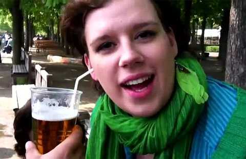 Девушка пьёт пиво ухом