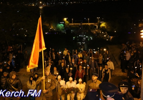 В Керчи тысячи людей поучаствовали в факельном шествии [фото, видео]