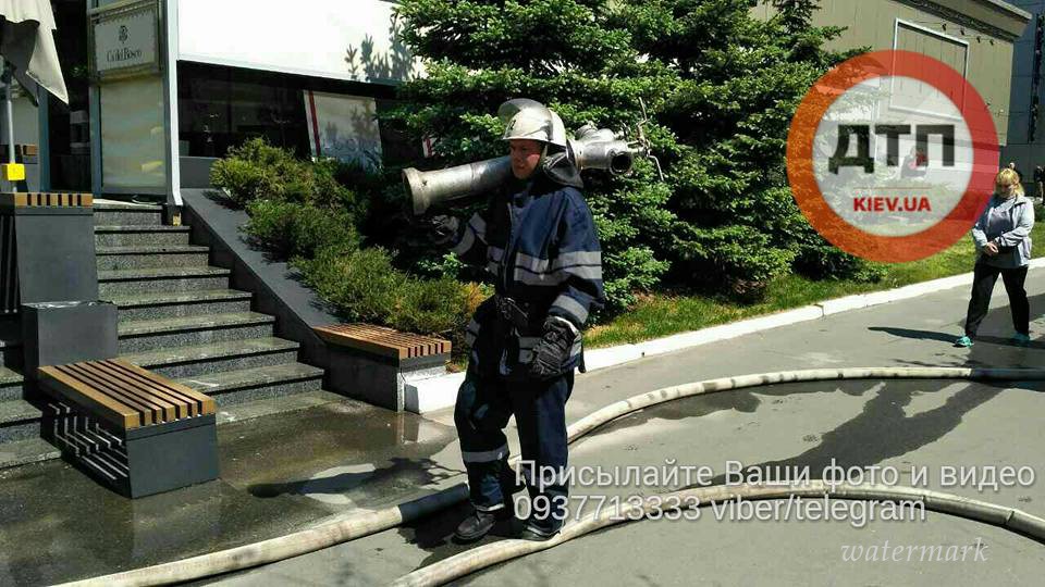 В фокусе Киева из пламенеющего офисного здания эвакуировали 150 человек