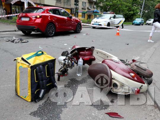 Таран на Выборгской в Киеве: развозивший еду скутер влетел на скорости в автомобиль Mazda